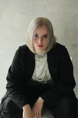 ミディアム 鈴木 彩女のヘアスタイル