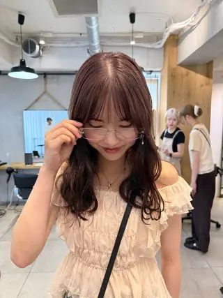 セミロング カラー ミルクティー× グレージュMOMOのヘアスタイル