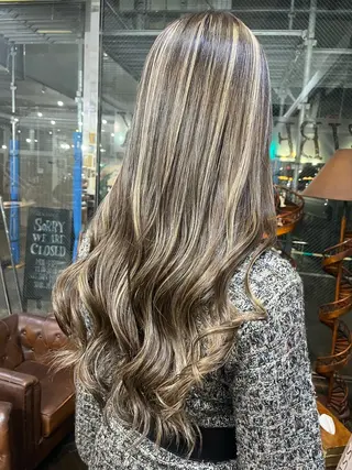 ロング カラー モモカ/ハイトーン /バレイヤージュのヘアスタイル