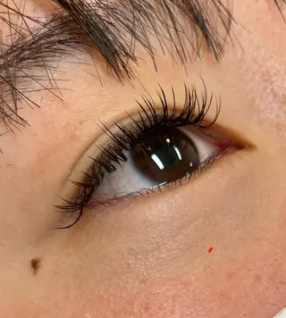 マツエク・マツパ サロンドシルエット所属・YUNA ／バインドロックのマツエク・マツパデザイン