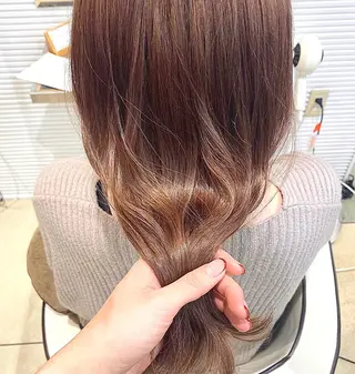 ミディアム カラー 小野 茉奈美のヘアスタイル