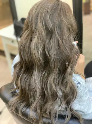 ロング カラー 鶴見 和美のヘアスタイル