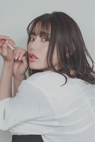 ミディアム カラー Le'a銀座所属・前髪/顔周り /レイヤー/秋山 元のヘアスタイル