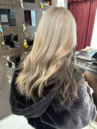 セミロング カラー Eleanor立川北口所属・🦋YUI 髪質改善 ブリーチ　着付け🦋のヘアスタイル