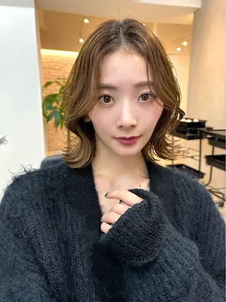 ミディアム カラー 艶髪レイヤー顔周り グレージュ添田晃基のヘアスタイル