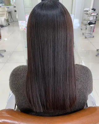 セミロング 岩戸優奈 束感まつげ ピンク/ベージュのヘアスタイル