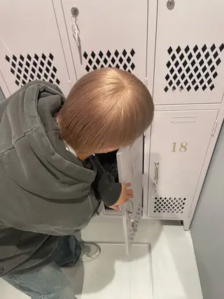 ショート カラー メンズ 菜々🫧新宿 透明感ケアブリーチのヘアスタイル