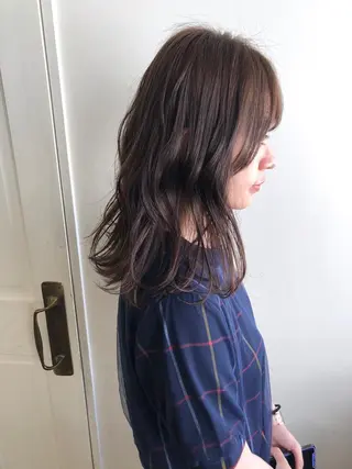 ミディアム MIOベージュカラー 柔らかいカラーのヘアスタイル