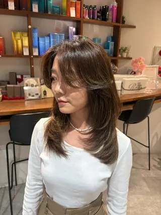 ミディアム 海外レイヤー/赤み 消しカラー/上原聖奈のヘアスタイル