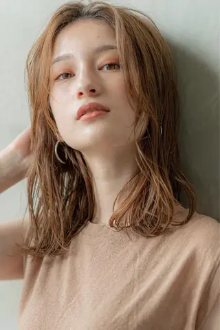 ミディアム カラー 🉐レイヤー/塩見 弘樹🉐渋谷のヘアスタイル