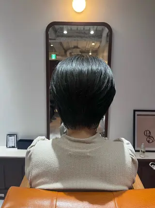 ショート urara /ブリーチ/艶カラーのヘアスタイル