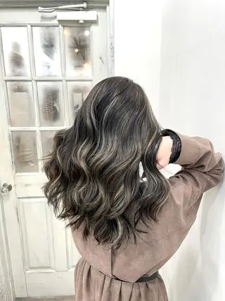 セミロング 白いハイライト🤍 タナカリョウスケのヘアスタイル