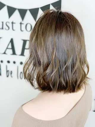 ミディアム パーマ 赤み消しカラー /透明感カラー 上長のヘアスタイル