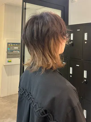 ミディアム カラー AILEE所属・ウルフカット レイヤーカット上柿のヘアスタイル