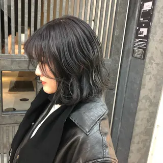 ミディアム カラー ウルフカット／吉村 桃子のヘアスタイル