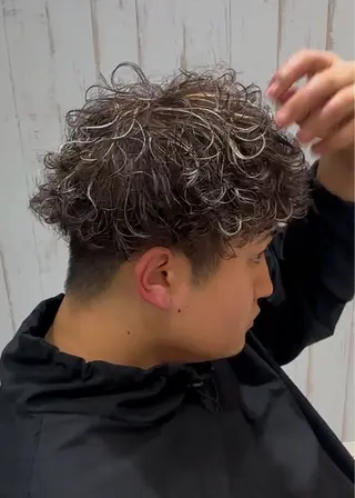 ショート カラー Moe by aria所属・飯田 冴のヘアスタイル