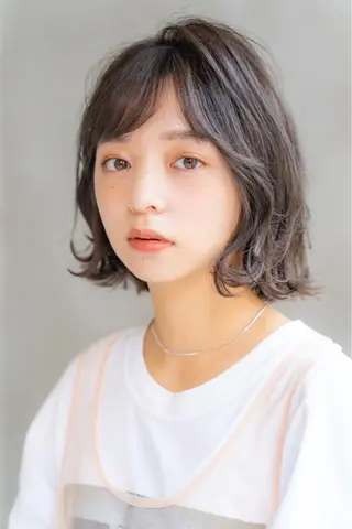 ミディアム カラー パーマ ハイトーン/レイヤー 💜Akaneのヘアスタイル