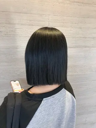 ショート カラー サキ🤍ハイトーン 🩰くびれ巻きヘアのヘアスタイル