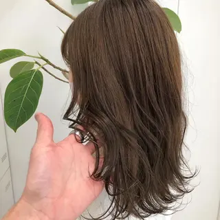 ミディアム レイヤーカット 透明感カラーのヘアスタイル