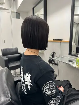 ショート カラー 切りっぱなしボブ レイヤー/縮毛矯正のヘアスタイル