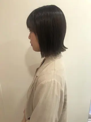 ショート MIOベージュカラー 柔らかいカラーのヘアスタイル