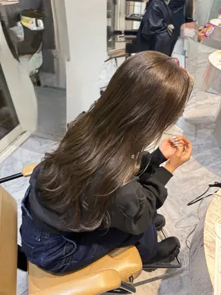 ロング カラー ミルクティー× グレージュMOMOのヘアスタイル