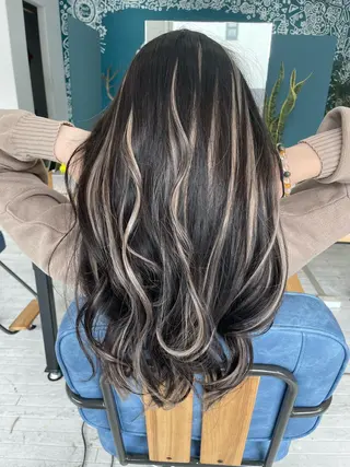 ロング カラー ALOHANA 津店所属・TSUBASA▫️ ブリーチ#エクステのヘアスタイル