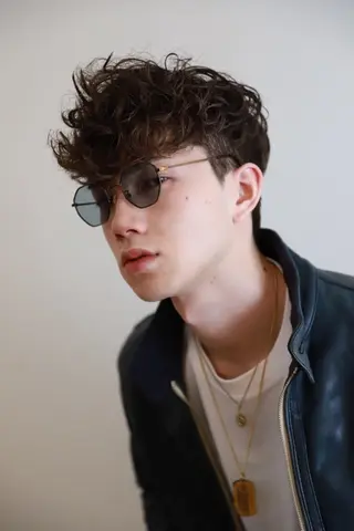 メンズ パーマ メンズ ヘアメイク  ハイトーン キャロのヘアスタイル