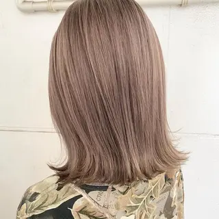 ミディアム カラー オフホワイトアンドなんば所属・福西 洋斗のヘアスタイル