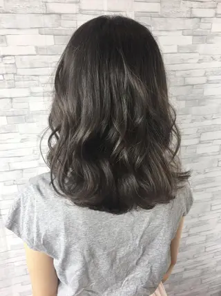ミディアム 足立 磨咲のヘアスタイル