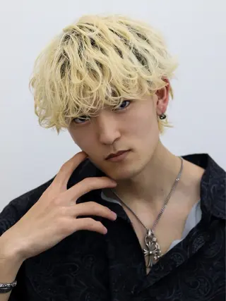 ミディアム カラー メンズ メンズフェザー毛流れ パーマASHU渋谷のヘアスタイル