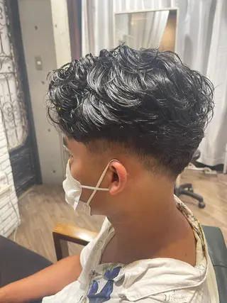 ショート パーマ メンズ 植田 能生のヘアスタイル