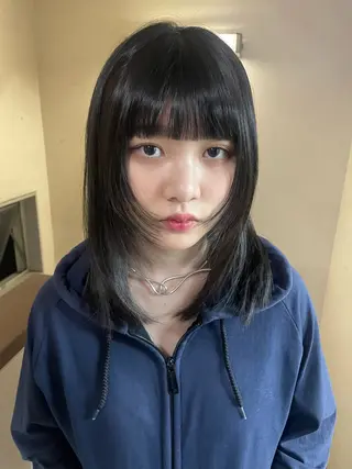 セミロング mio ／ハイトーンのヘアスタイル