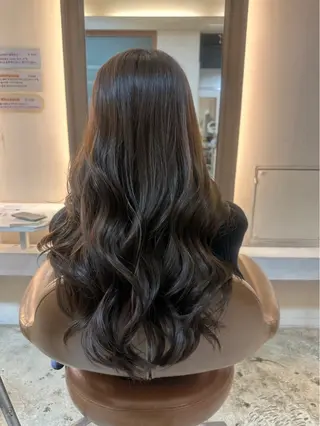 ロング タツキ／レイヤー／ パーマ／艶カラーのヘアスタイル