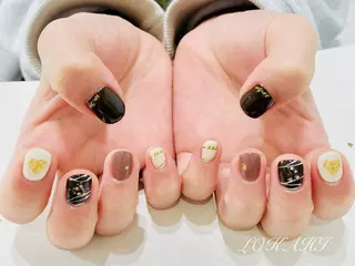 ミディアム ネイル マツエク・マツパ アイブロウ 13日3980円‼️ マグもデザインも◎のネイルデザイン