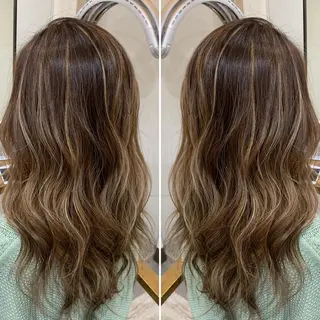 セミロング カラー ブリーチ特化／ハイト ーン／ホワイトカラーのヘアスタイル