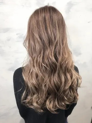 ロング biscohair 髪にドラマを。のヘアスタイル