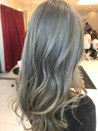 ロング 保子 祐里香のヘアスタイル