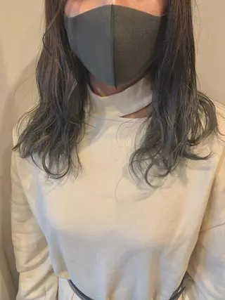 セミロング クワハラ イオリのヘアスタイル