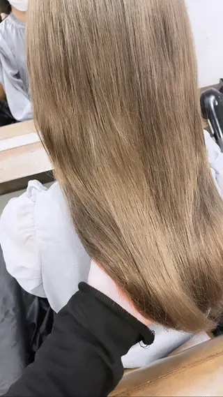 セミロング カラー ブリーチ＆縮毛矯正 🧸tomoki🧸のヘアスタイル