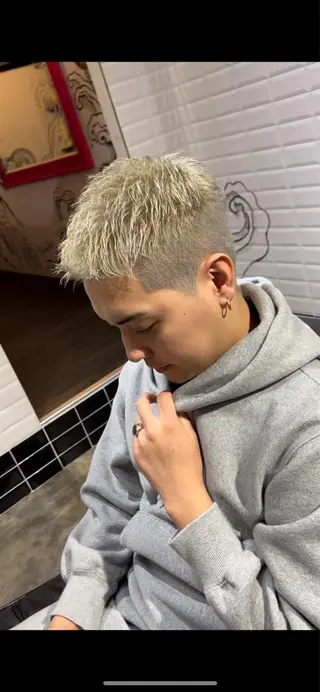 ショート カラー メンズ men'shair TAO East店所属・メンズ 眉ワックス脱毛の眉毛・アイブロウイメージ