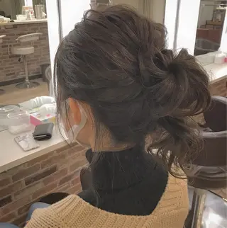 セミロング ヘアアレンジ ライト写真場所属・タニモト ユイのヘアスタイル