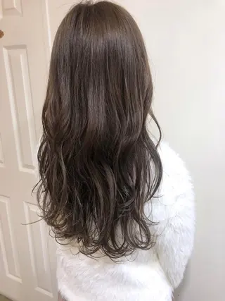 ロング カラー MIOベージュカラー 柔らかいカラーのヘアスタイル