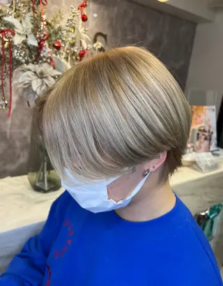 ショート カラー ハイトーン/髪質改善 🦋岩渕かすが🖤のヘアスタイル