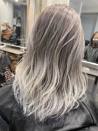 ミディアム カラー ヘアアレンジ ネイル マツエク・マツパ 井上 一平のヘアスタイル