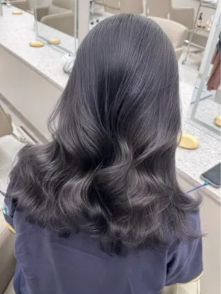 セミロング 切りっぱなしボブイヤ リングカラー清水隆央のヘアスタイル