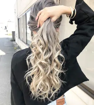 ロング カラー ヘアアレンジ Mariana/ 鶴原-ハイライトのヘアスタイル