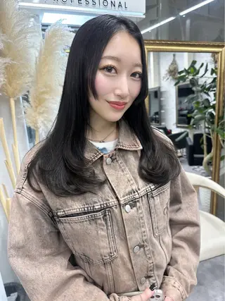 セミロング riah  【リア】所属・瀧優華白髪ぼかし 大人レイヤーのヘアスタイル