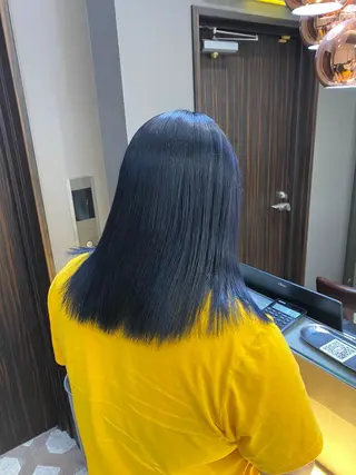 ミディアム noa 寒色系カラーブリーチのヘアスタイル