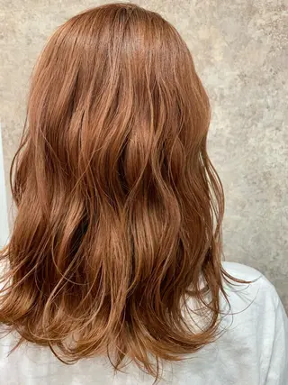 セミロング Ripps長居所属・メテオ ／ヘアカラー 西川菜実のヘアスタイル